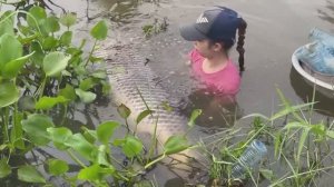 СМЕЛАЯ ДЕВУШКА ЛОВИТ РЫБУ