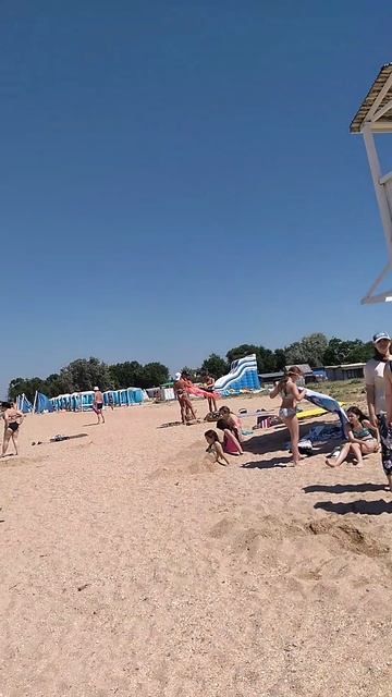 На жаре на берегу Азовского моря можно загорать гуляя по пляжам в станице Голубицкая смотреть онлайн