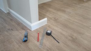 Монтаж плинтуса идеал