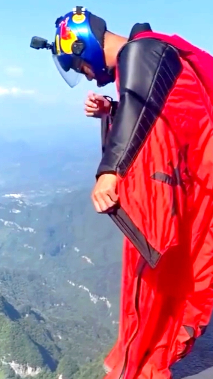 Он красный бык на крыльях свободы. Неустрашимый смельчак