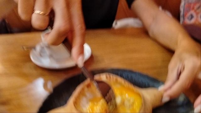 Хачапури по аджарский в грузинском ресторане!