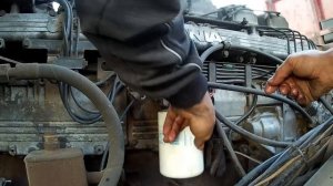 Скания 124 ,меняю топливный фильтр . Как прокачать топливную_ Хороший ключ для откручивания фильтра.