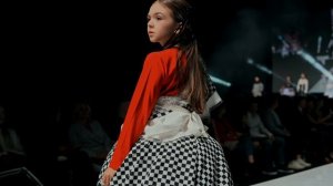 Милана в показе на АртВолге 2025