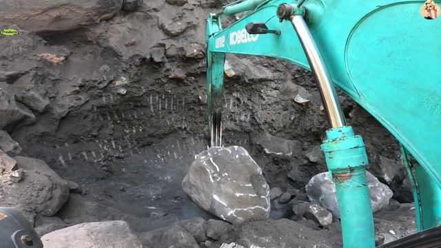 Строительство, экскаватор копает песок смотреть онлайн