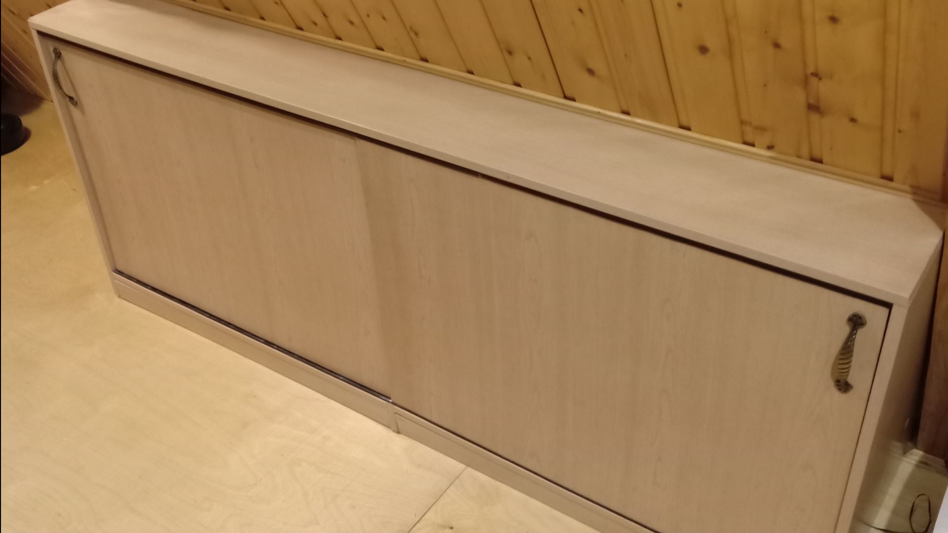 Угловой шкафчик к наклонной стенке террасы