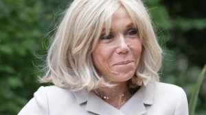 Рейс Брижит Макрон задержали из-за "туалетного конфуза" с заболевшим пассажиром