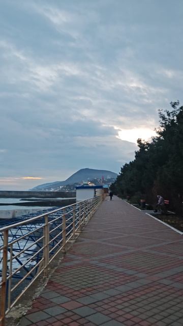 Восточная набережная города #Алушта