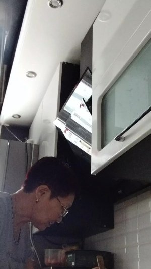 бабуля готовит курицу