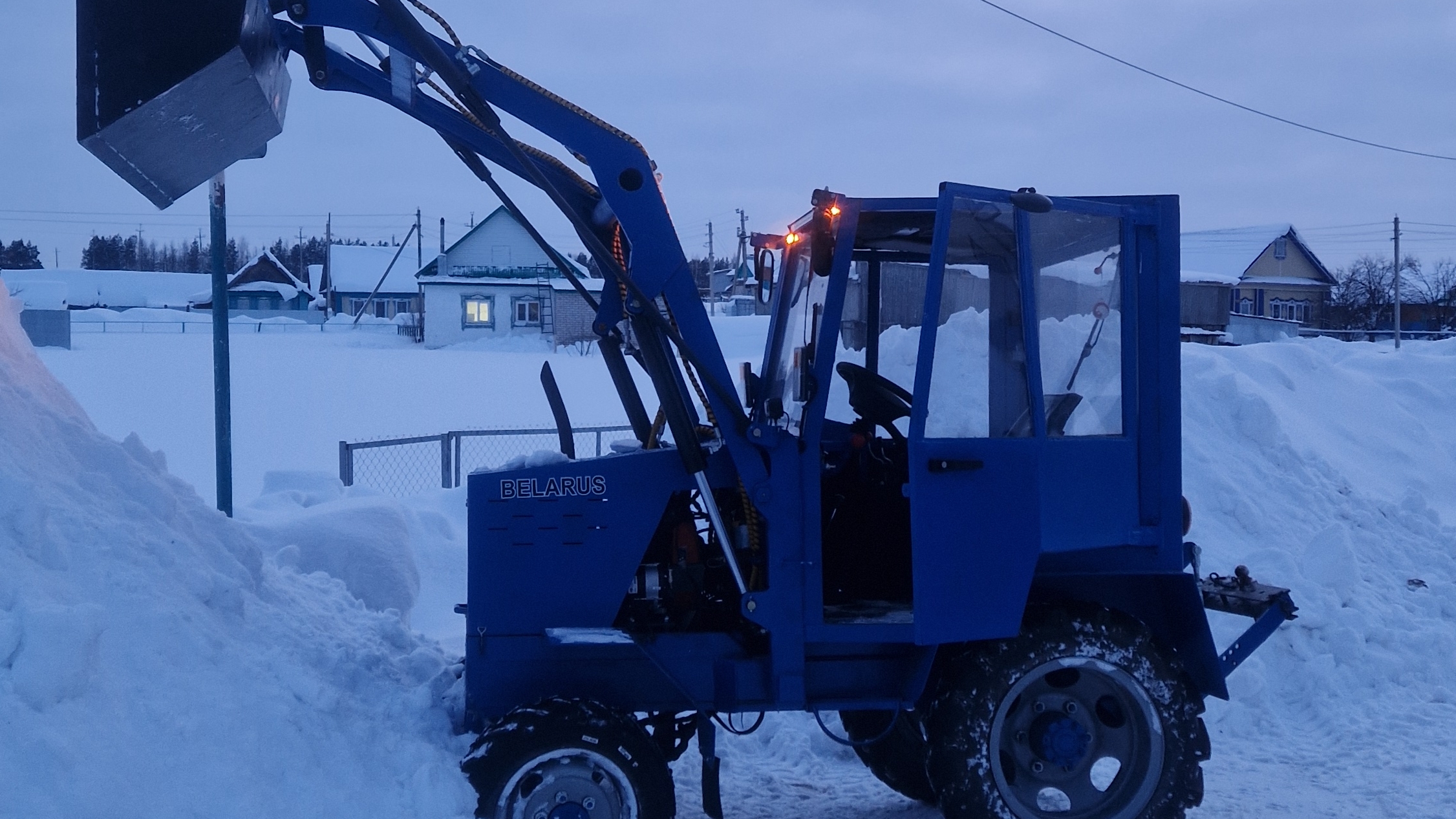 Самодельный трактор классика 4х4 в работе. Вывожу снег в деревне