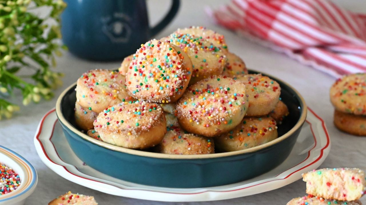 🍪 Песочное ПЕЧЕНЬЕ с посыпкой на сливочном масле и сметане. Как в детстве, но лучше! 🍪 Песочное ПЕЧЕНЬЕ с посыпкой на сливочном масле и сметане. Как в детстве, но лучше!