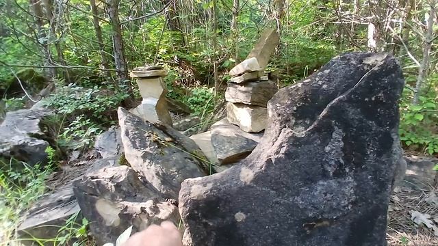 По развалам огромных валунов можно сделать вывод, что найденный дольмен здесь не одинок смотреть онлайн