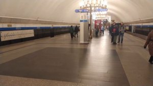 Ст. метро Чёрная речка, Ленинград (С-Пб) - интерьер, пассажиры, прибытие поездов  Фрагмент 5