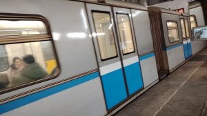 электропоезд 81-740 Русич, отправляется со станции Мякинино