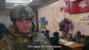 Военная полиция обеспечивает вывод мирных жителей из освобождённого Красноармейска ДНР.