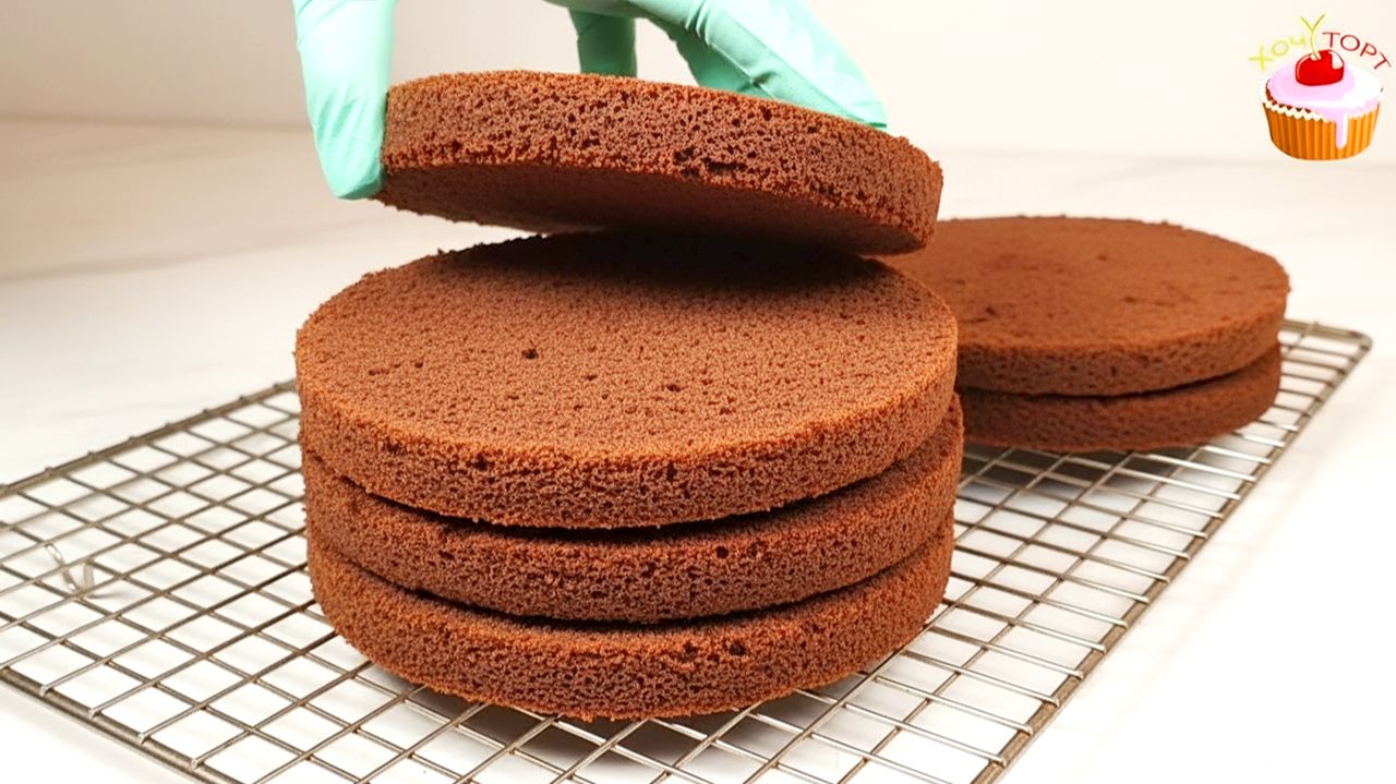 🍫 ШОКОЛАДНЫЙ БИСКВИТ НА КИПЯТКЕ 💥 ИДЕАЛЕН ДЛЯ ТОРТА «ФЕРРЕРО РОШЕ» 🌰 Влажный и шоколадный! смотреть онлайн