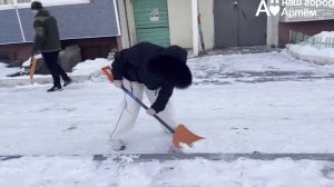 Поможем вместе – жители города помогают справляться с последствиями снегопада