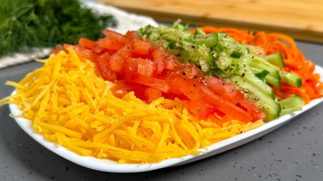 Тот самый САЛАТ, который улетает ПЕРВЫМ! Салат "Огни Москвы", и просто, и ВКУСНО, и красиво! смотреть онлайн