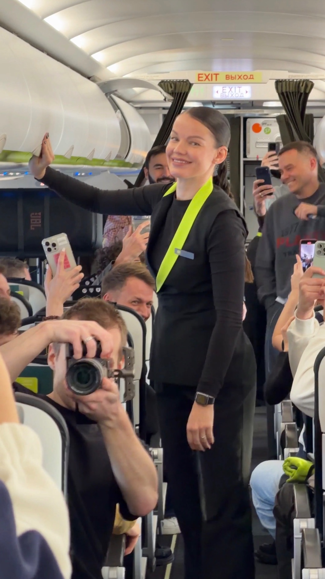 Вот так мы весело и эффектно летели на хоккей спецрейсом S7 Airlines 🤟 смотреть онлайн