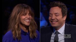 Соревнование по переглядываниям с Холли Берри | Вечернее шоу с Джимми Фэллоном