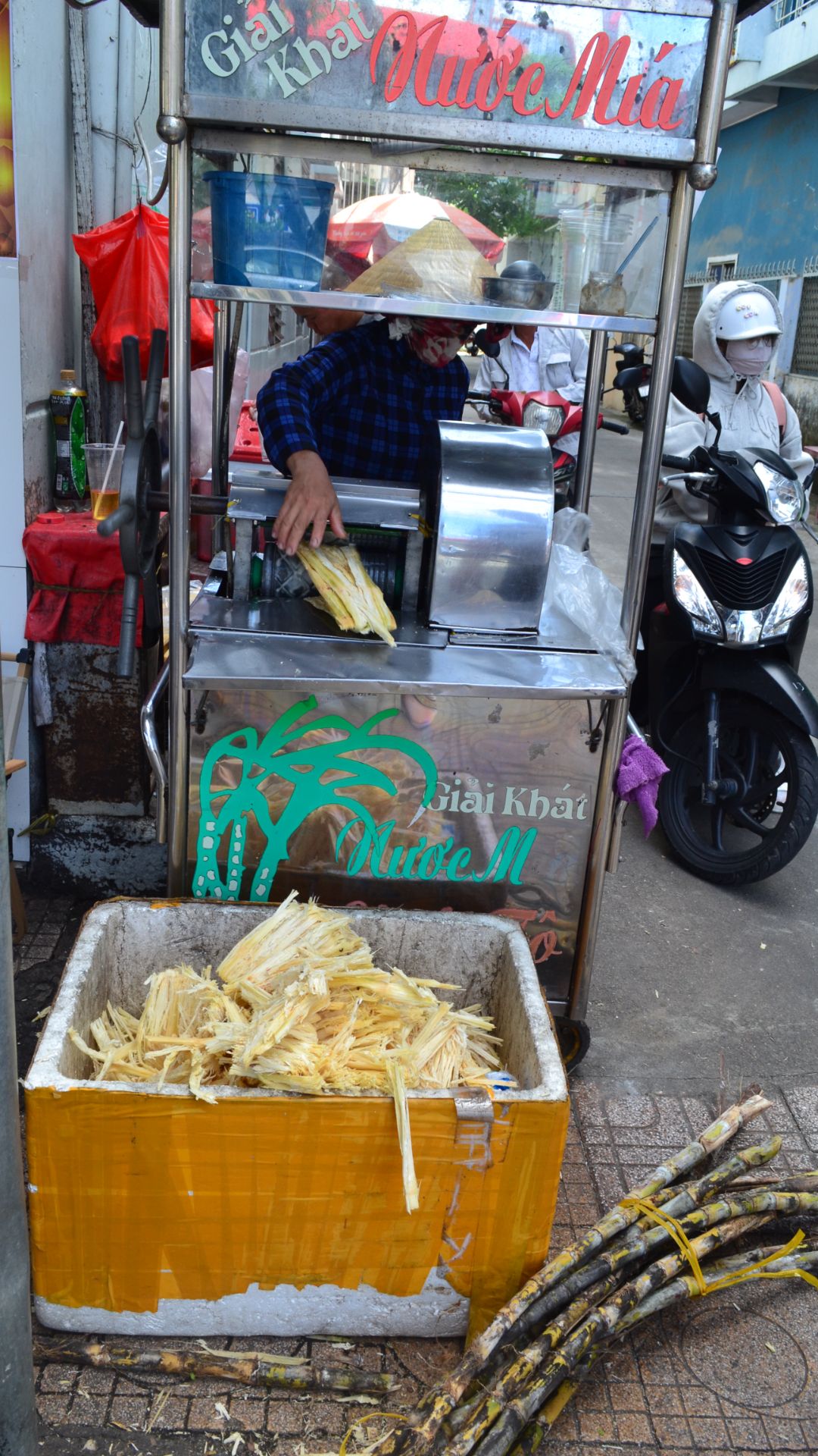 Как готовят тростниковый сок.