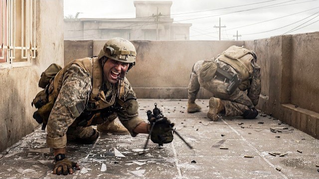Солдаты выживают в СТРАШНОЙ МЯСОРУБКЕ укрываясь в ЖИЛОМ ДОМЕ среди одних врагов пересказ