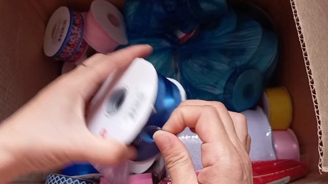 распаковка материалов много лент для школы