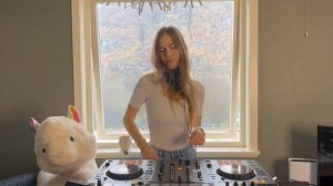 DJ-MRL - Just a chill girl mix (deepest house)