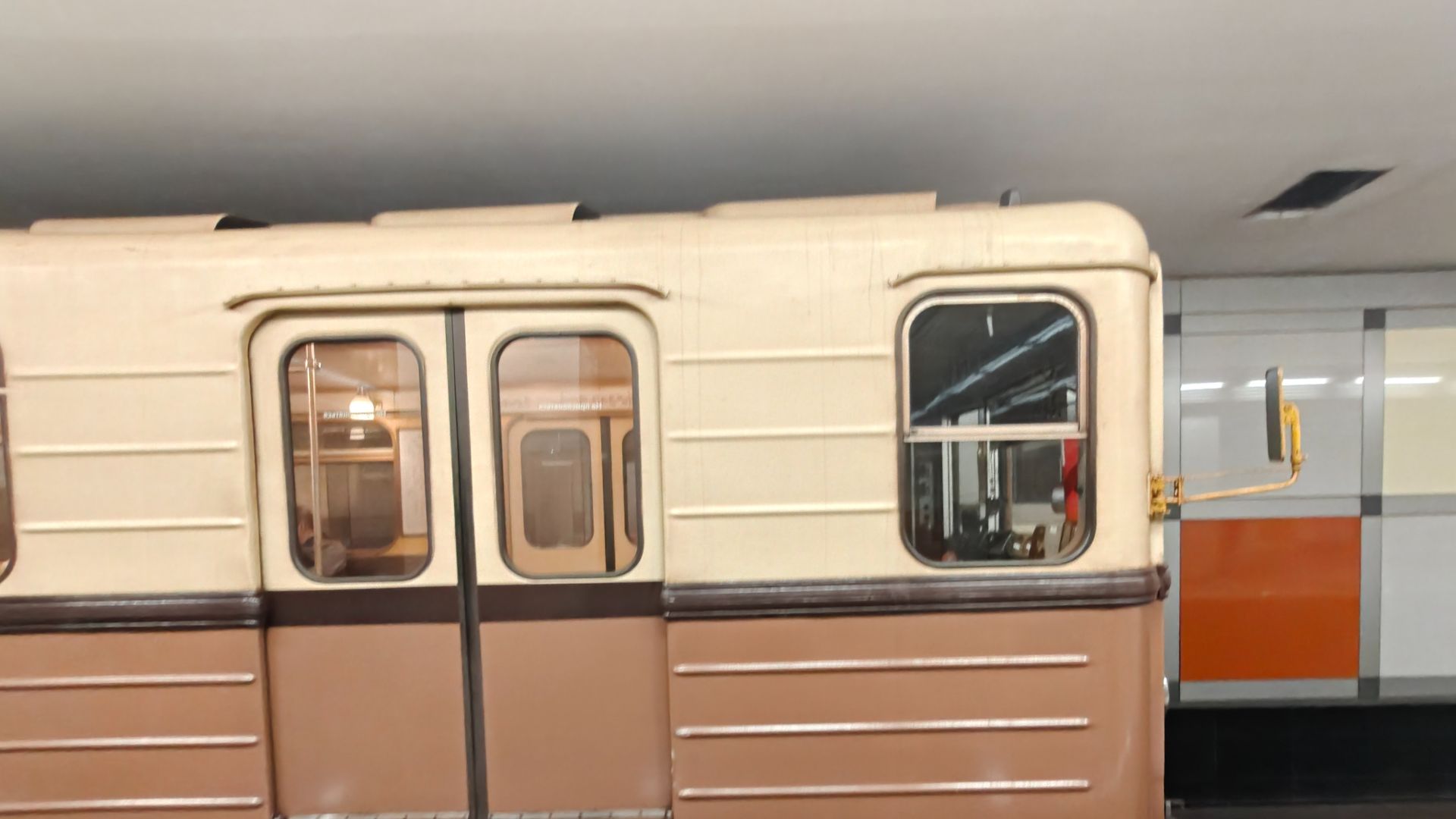 Поездка на поезде Ретропоезде 81-717.5А до станции метро Саларьево в вагоне N2838