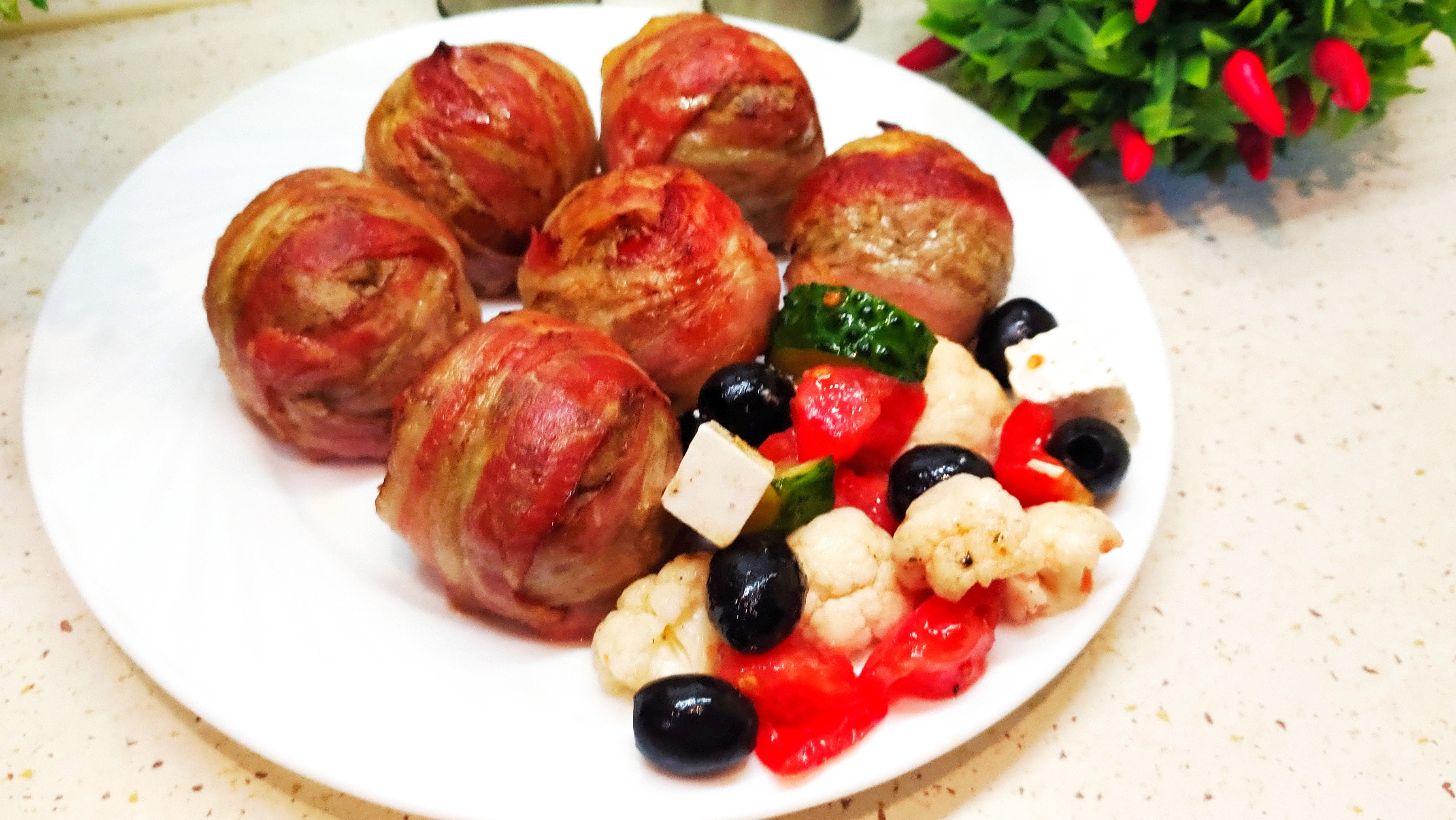 «Грибной сюрприз в беконе: Котлеты, которые вас удивят!»