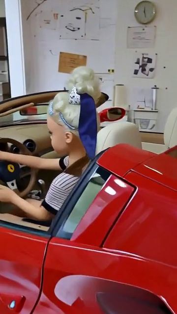 Кукла в автомобиле Феррари