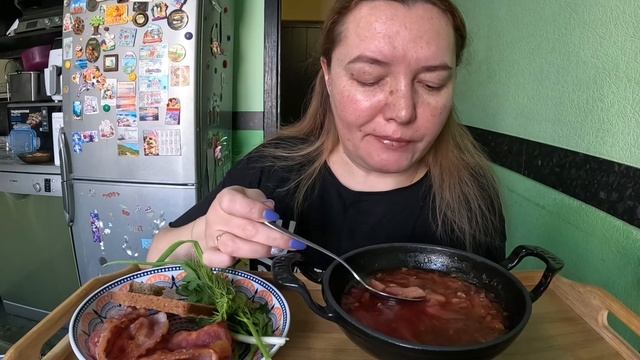 Борщ с говядиной, жареный бекон, зелень /еда/вкусная домашняя еда смотреть онлайн