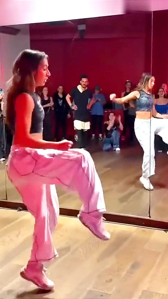Необычный танец, но очень классный👍💃
