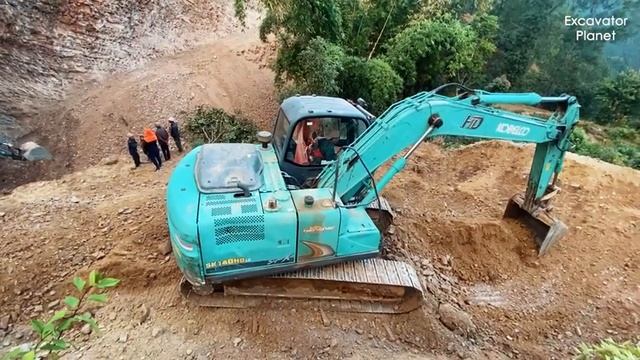 Невероятные дорожно-строительные машины за работой, Экскаватор прокладывает Новую горную дорогу смотреть онлайн