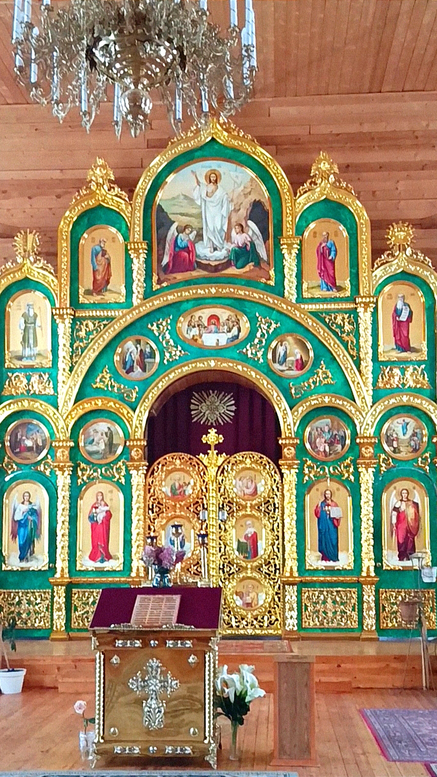 Красивейшие иконы внутри церкви Петра и Февронии Муромских в Санкт-Петербурге.