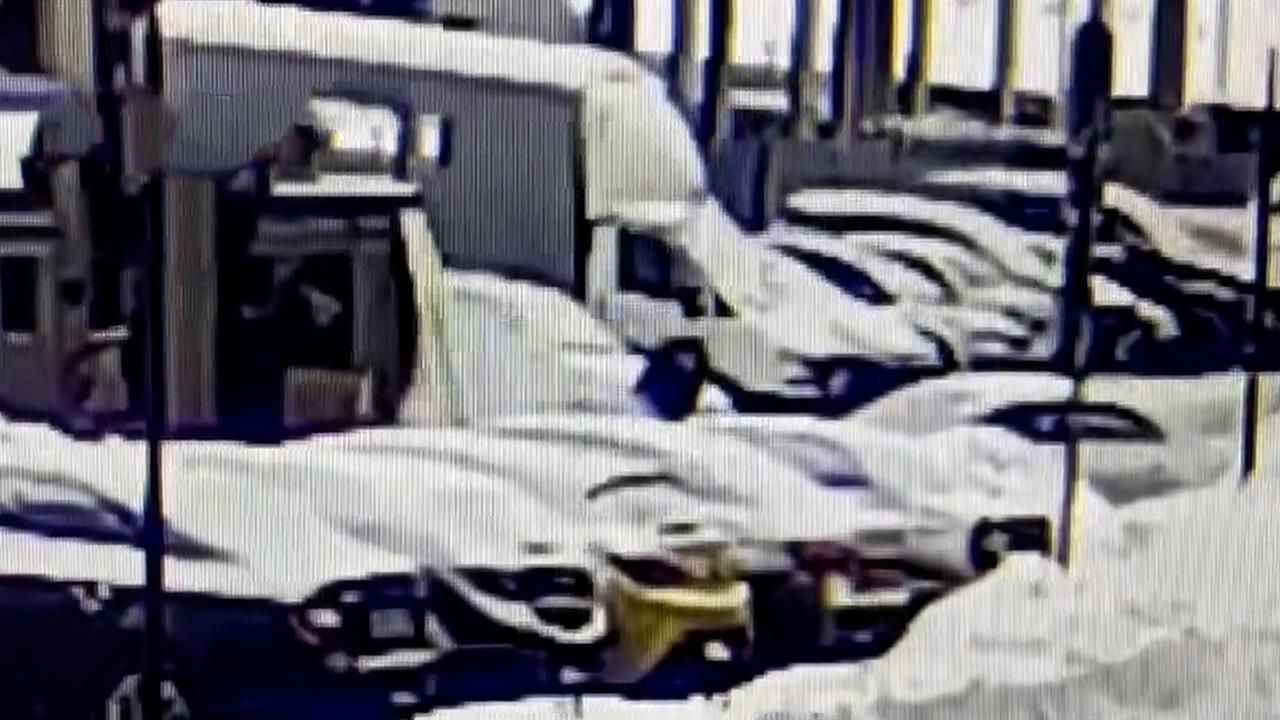 Появились кадры взрыва похожего на петарду предмета в руках подростка в Люберцах смотреть онлайн