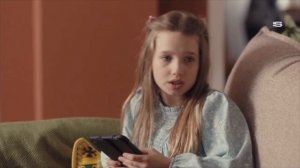 Фрагмент из первой серии комедийного сериала «Одни дома».Катя Червова играет роль Вику.