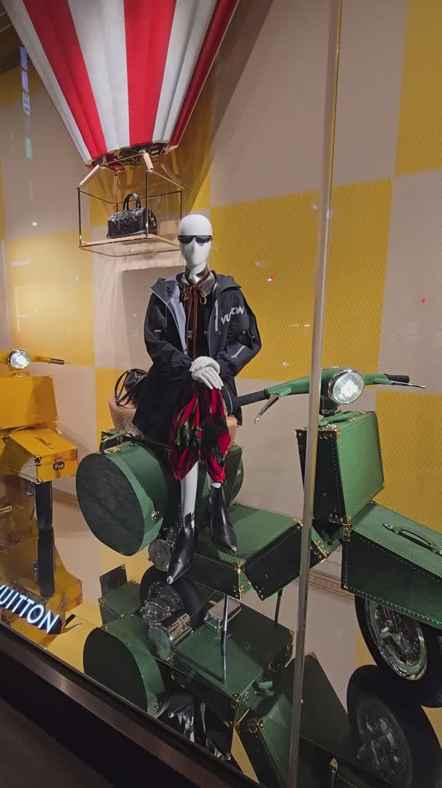 Токио, витрина магазина Louis Vuitton