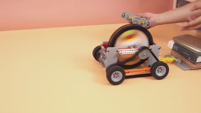 Безмоторный автомобиль LEGO против тяжелого груза смотреть онлайн