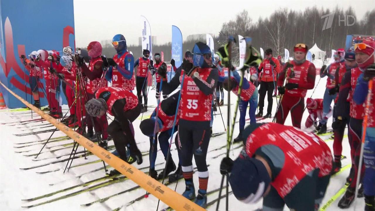 В Битцевском парке Москвы на массовый старт вышли участники "Лыжни России". смотреть онлайн