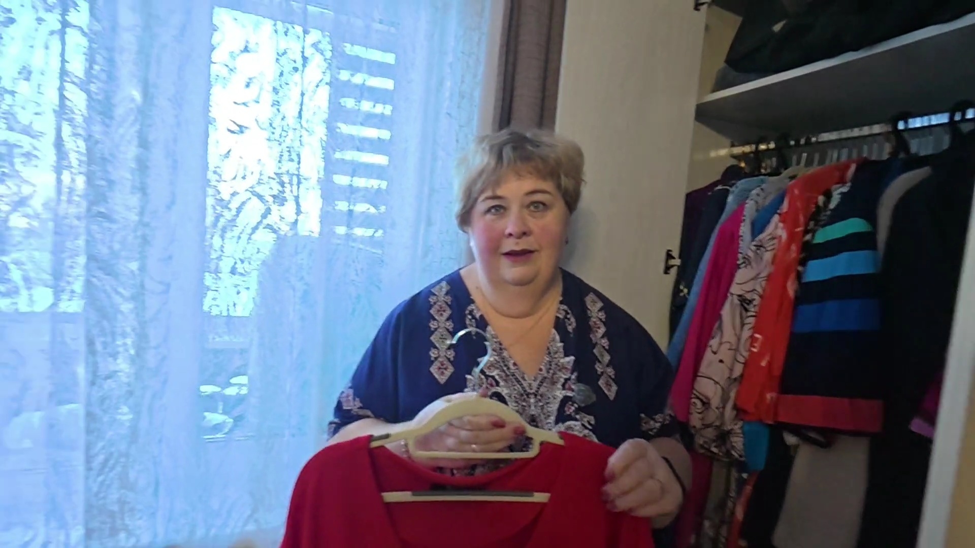 Разбираю платья в шкафу. Сафар примеряет мою юбку. Общаемся за чашкой кофе. смотреть онлайн