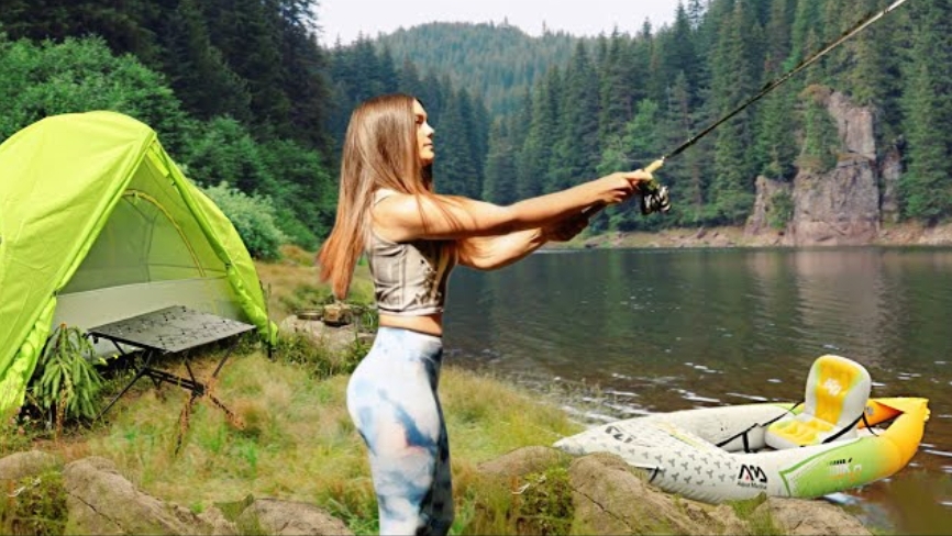 Одиночный кемпинг на диком озере, рыбалка, каяк, приготовление пищи. смотреть онлайн