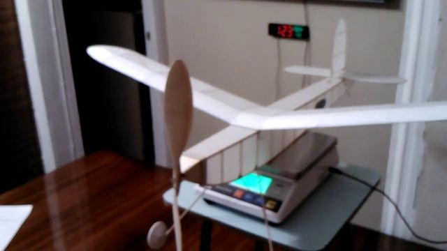 №36- Взвесил модель без резиномотора.