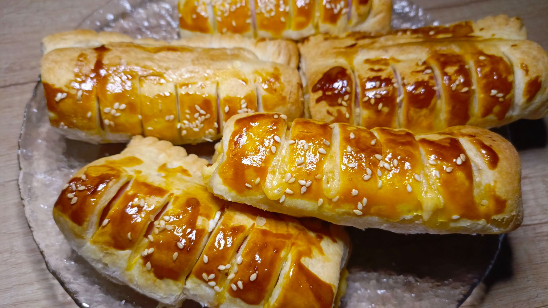 Сосики в слоёном тесте с сыром. Пошаговый рецепт. смотреть онлайн