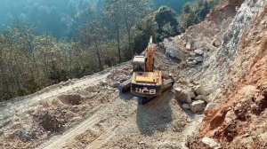 Резка камней экскаватором, Погрузка в самосвалы, Строительство дороги |