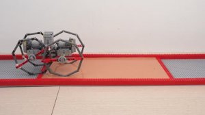 Испытайте ходячее транспортное средство LEGO на рисовых зернах