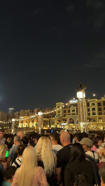 Бурдж-Халифа в Дубае- на лору очень много!