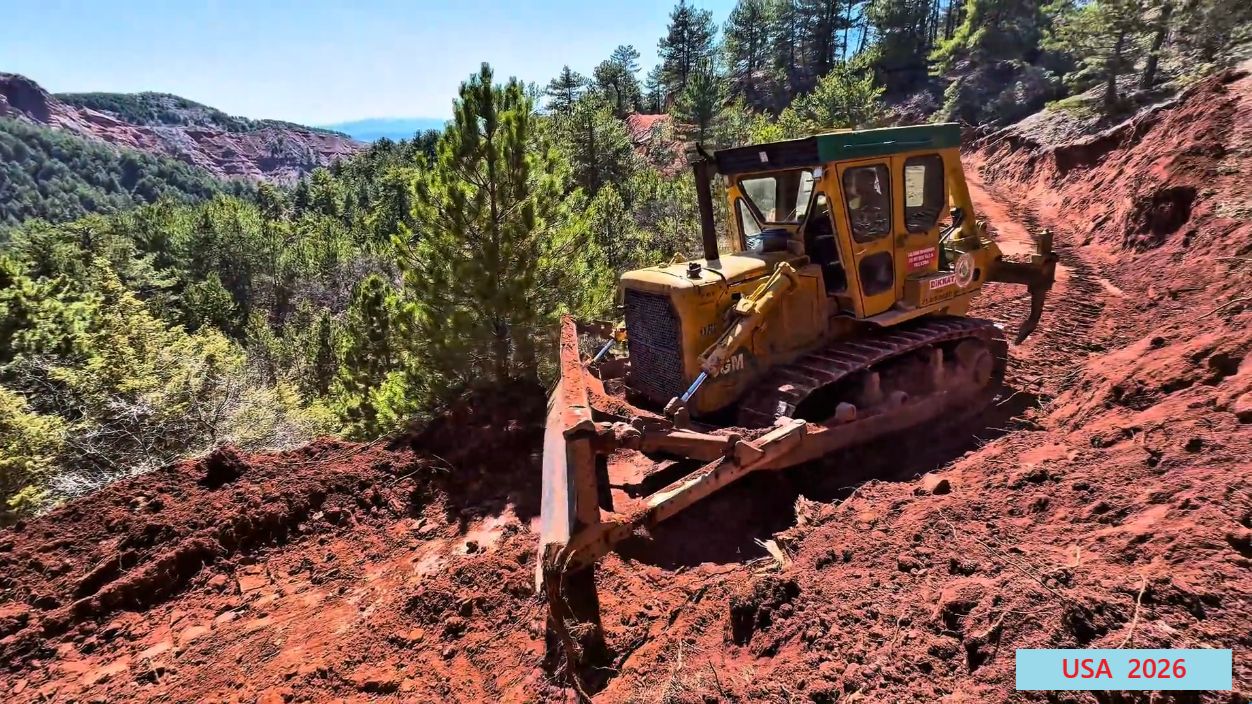 Грейдер. Бульдозер Caterpillar D7G  работает на опасных горных склонах.