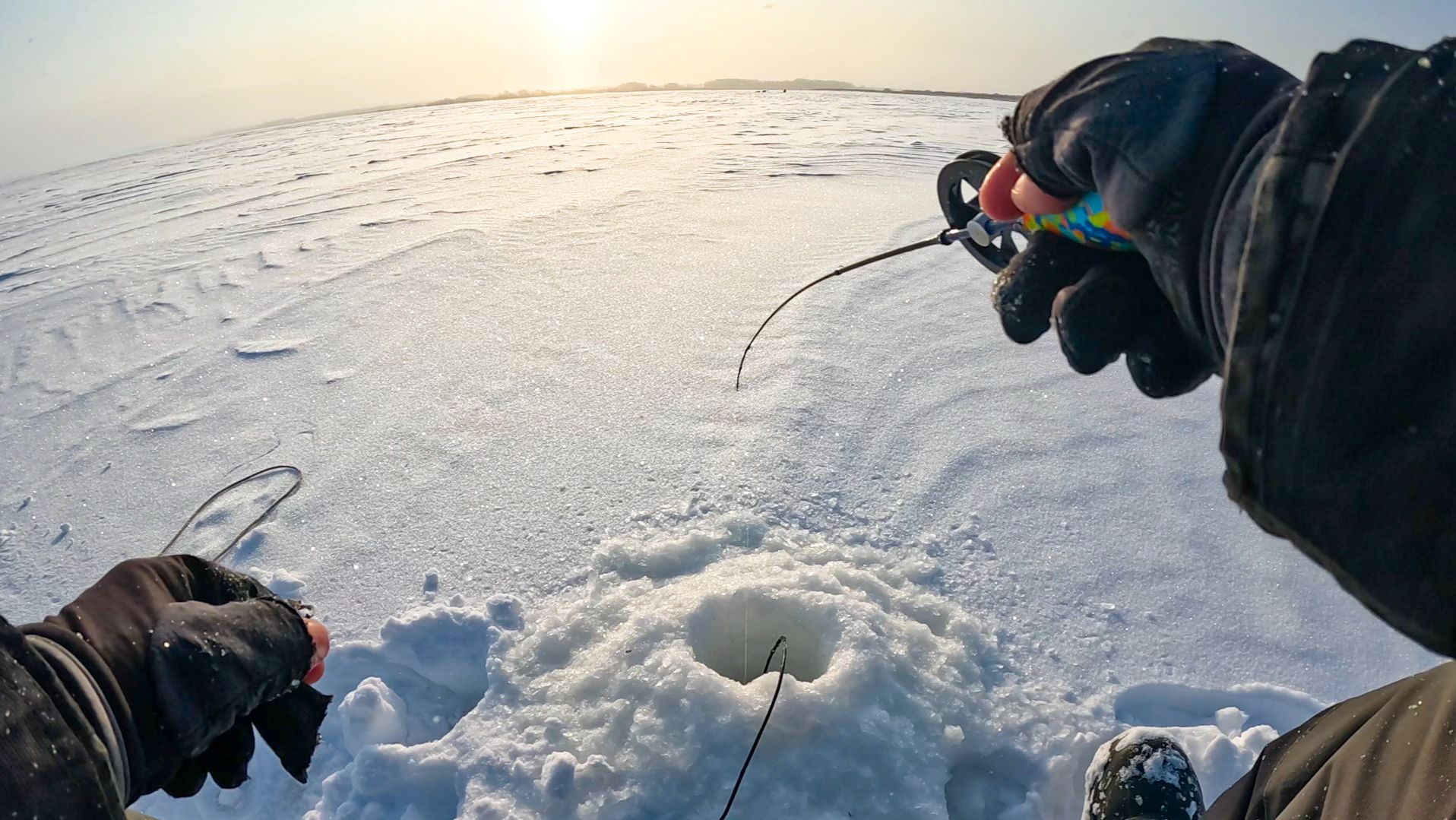 РЫБАЛКА НЕ ДЛЯ СЛАБОНЕРВНЫХ. Клёв как ВО СНЕ, ТОЛЬКО ОПУСКАЙ балансир. Зимой в 2026 смотреть онлайн
