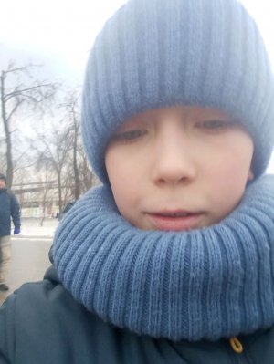 играю в любимые игры на приставке.