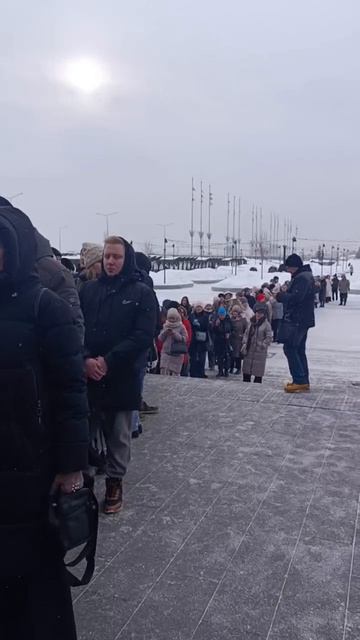 Огромная очередь выстроилась у входа на выставку «АРТ МИР» в Нижнем Новгороде смотреть онлайн